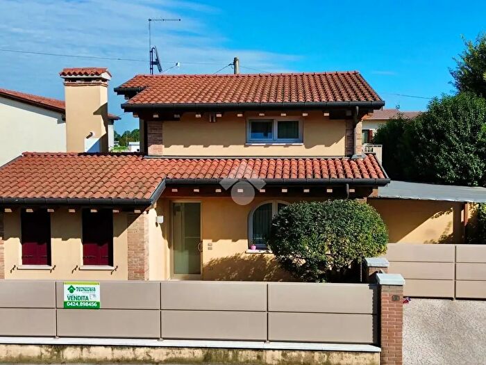 Casa trilocale in vendita in Via Risorgimento, Tezze Sul Brenta