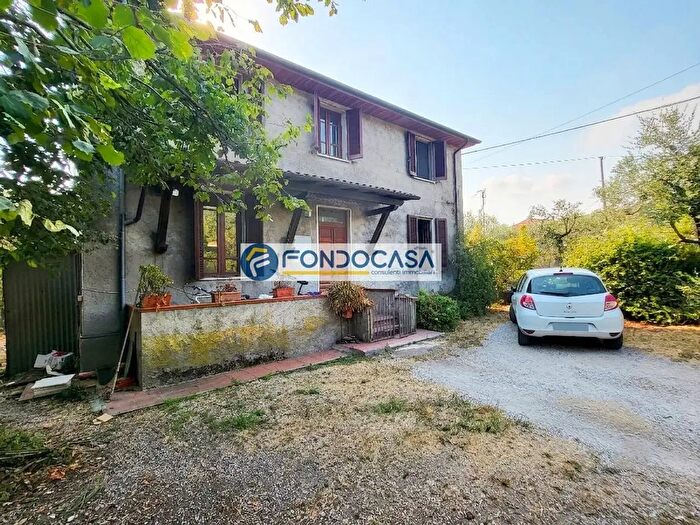 Casa con 8 locali in vendita in Via Canale, Seravezza