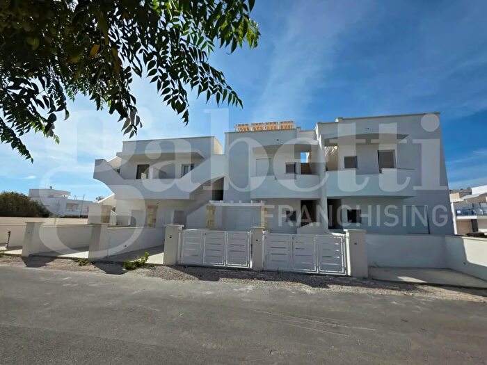 Appartamento quadrilocale in vendita in Via Crispi Snc, Ugento