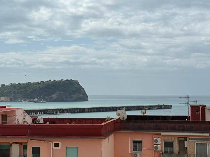 Appartamento trilocale in affitto in Via Caio Asinio Pollione, Bagnoli, Napoli