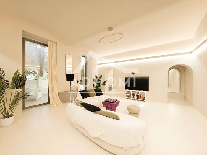 Appartamento con 9 locali in vendita in Vico Regina Margherita, Cagliari