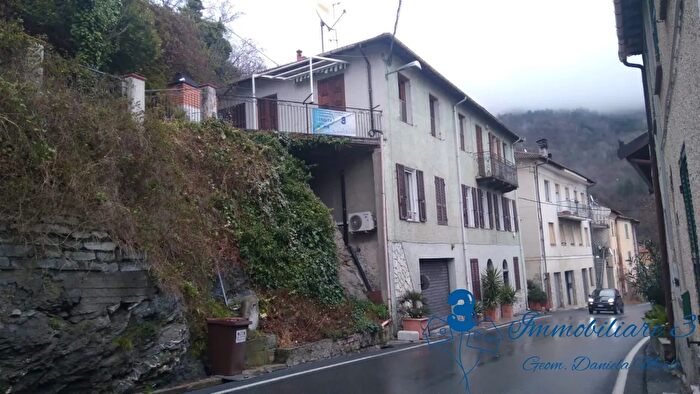 Appartamento con 6 locali in vendita in Via Roma, Pornassio