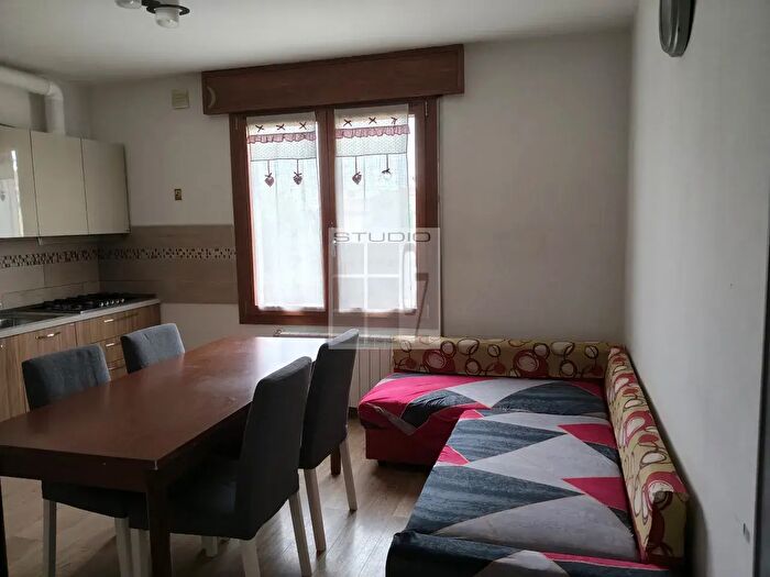 Casa con 8 locali in vendita in Via Foscari, Loreggia