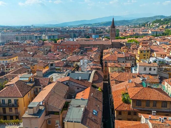 Appartamento quadrilocale in affitto in Galleria Pelliciai, Verona