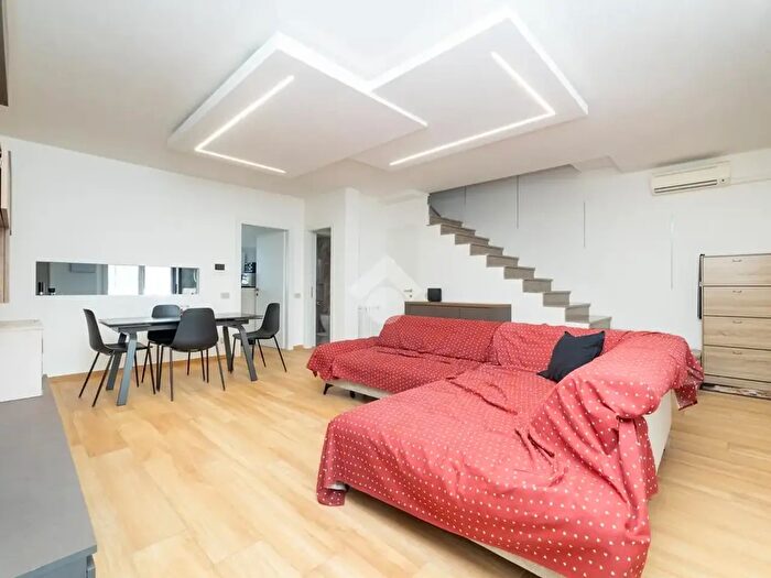 Casa quadrilocale in vendita in Via VI Novembre, Trezzano Rosa