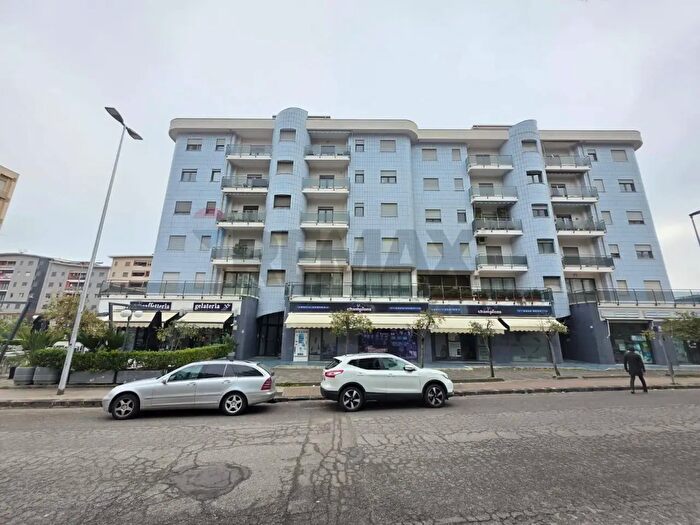 Appartamento con 5 locali in affitto in Via GF Falcone, Cosenza