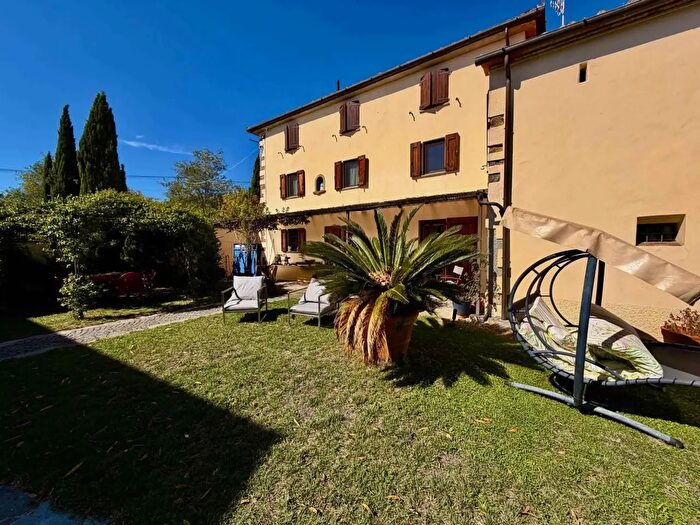 Casa con 10 locali in vendita in Pistoia