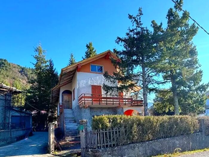 Casa con 6 locali in vendita in Via Piano, Comano