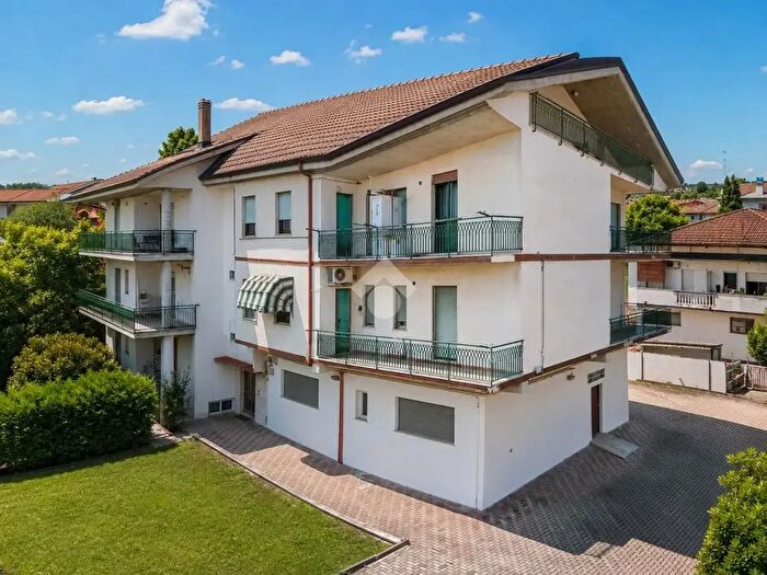 Appartamento con 5 locali in vendita in Viale Unità d'Italia, Chieti