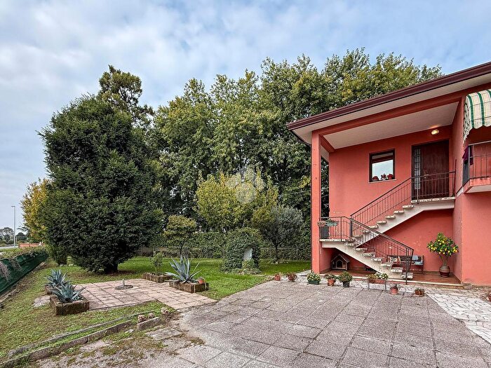 Casa con 6 locali in vendita in Via Sanzio, Santa Maria Di Sala