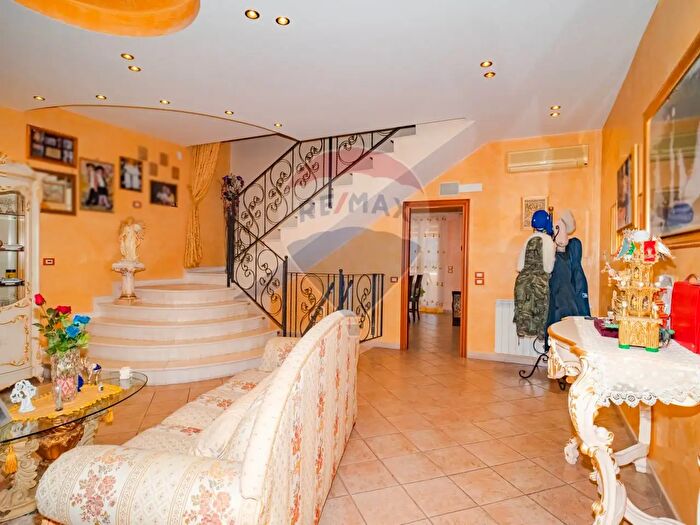 Casa con 7 locali in vendita in Via Gino Severini, Catania