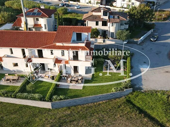 Casa con 5 locali in vendita in Cascina