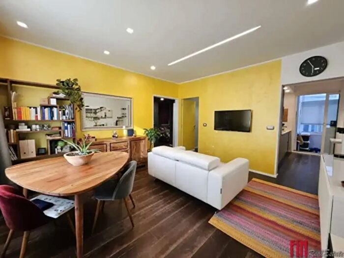 Appartamento trilocale in vendita in Via Sestri, Genova