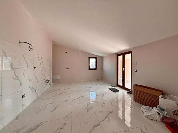 Casa quadrilocale in affitto in Via Cirillo, Parete