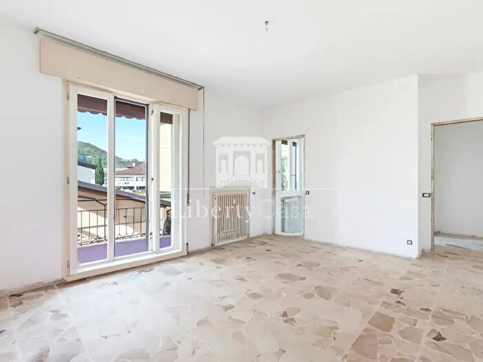 Appartamento trilocale in vendita in Via Giacomo Roveglio, Salo'