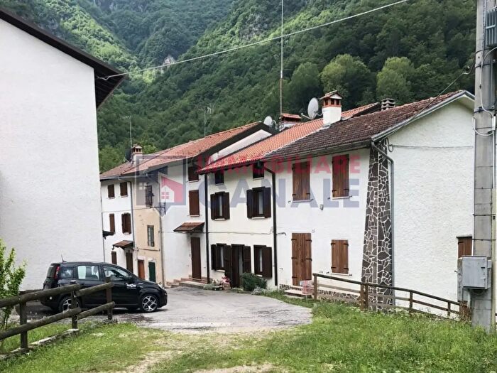 Casa con 5 locali in vendita in Contrà Vanzi Laghi VI, Laghi