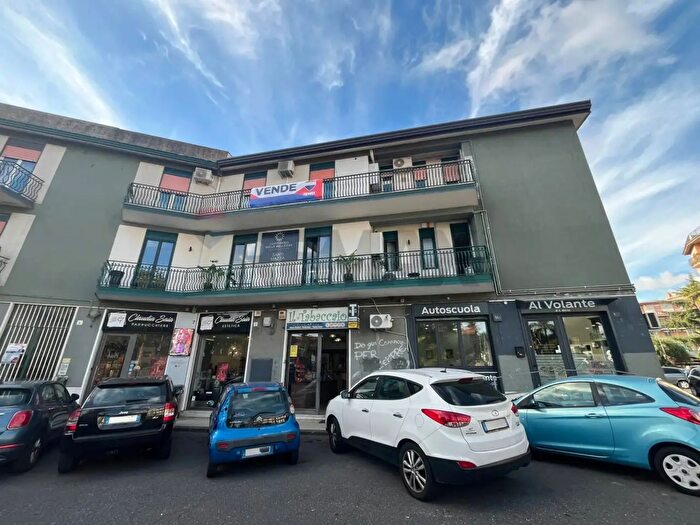 Appartamento con 6 locali in vendita in Piazza Dante, Mascalucia