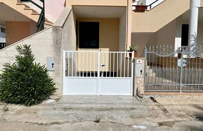 Casa trilocale in vendita in Via Gubetti Angolo Via Carlo Magno Lido Marini Mare, Salve