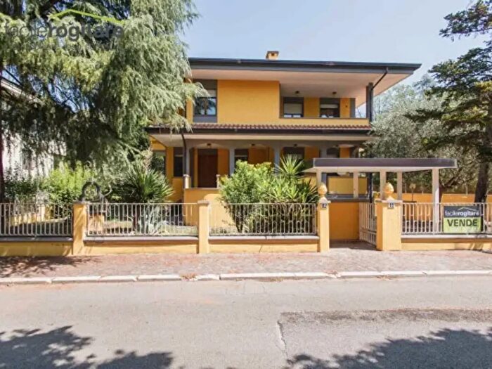 Casa con 6 locali in vendita in Piazza Togliatti, Gabicce Mare