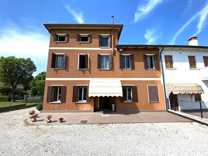 Casa con 6 locali in vendita in Tombolo