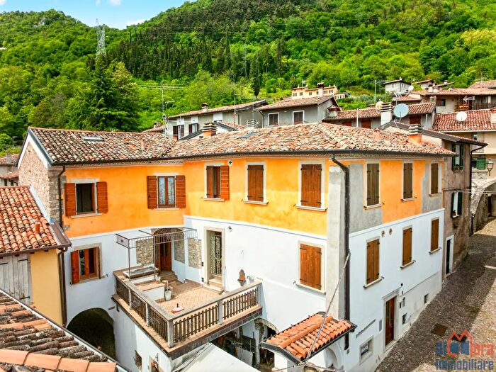 Casa con 10 locali in vendita in Via dei Castagni, Gargnano