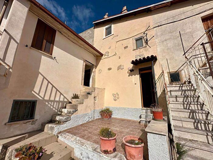 Casa trilocale in vendita in Via Fonte San Salvatore Snc, LAquila