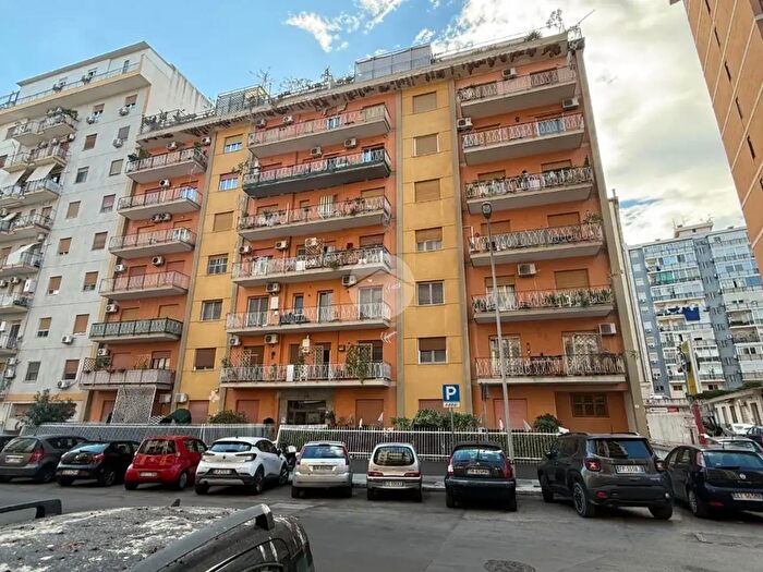 Appartamento con 5 locali in vendita in Via Ruggero Marturano, Palermo