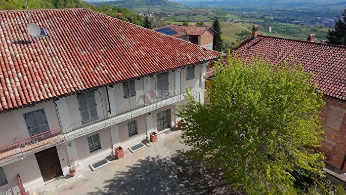Casa con 7 locali in vendita in Santo Stefano, Guarene