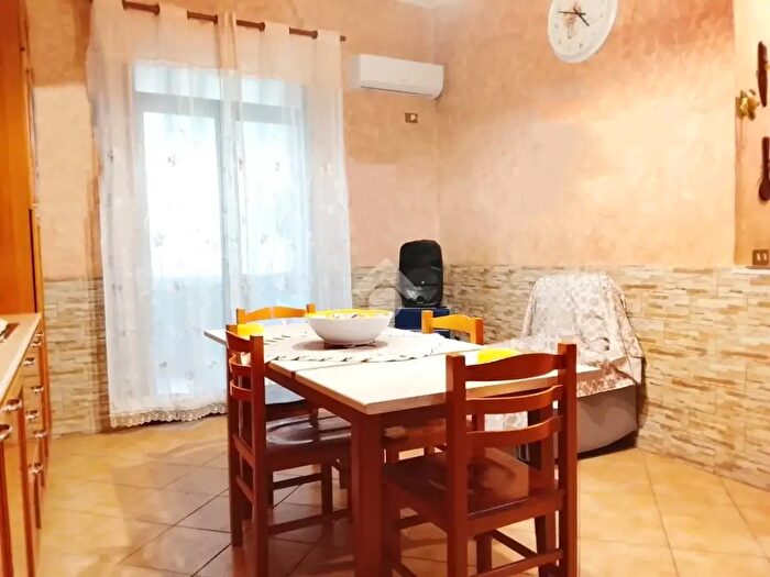 Appartamento trilocale in vendita in Via Montalbo, Palermo