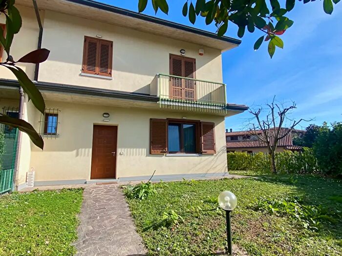 Casa quadrilocale in vendita in Via Dante Alighieri, Medolago