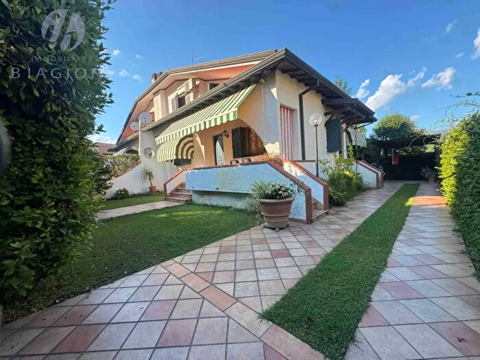 Casa con 11 locali in vendita in Camaiore