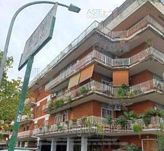 Appartamento con 5 locali in vendita in Via Gaio Menio, Roma