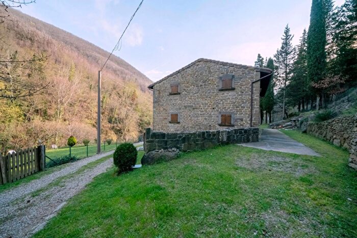 Casa con 15 locali in vendita in Via Pia La Torre, Reggello