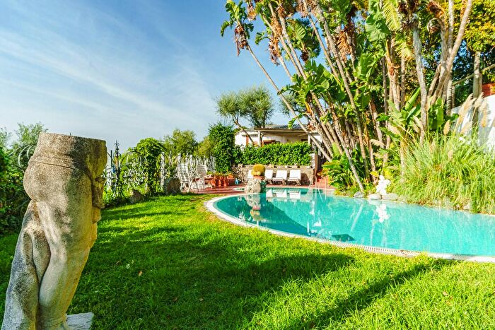 Casa con 12 locali in vendita in Forio