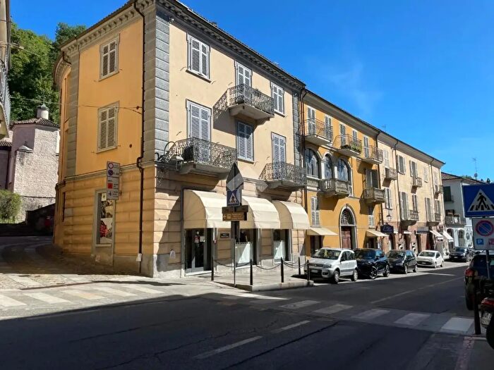 Appartamento quadrilocale in vendita in Piazza Confraternita, Santo Stefano Belbo