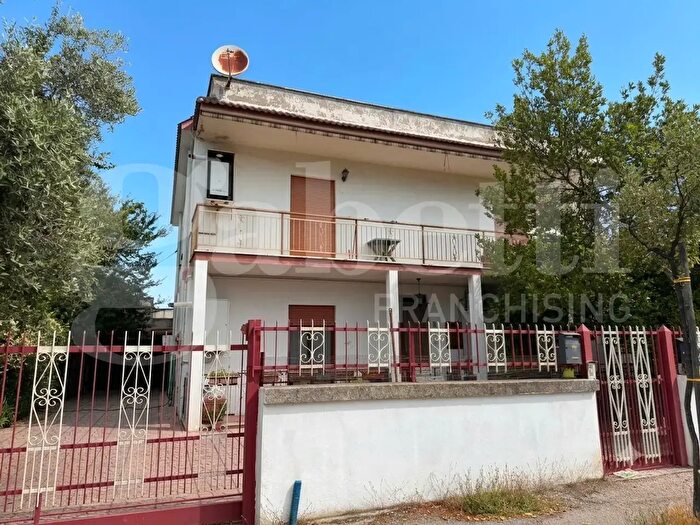 Appartamento trilocale in vendita in Via Toscanini, Aprilia