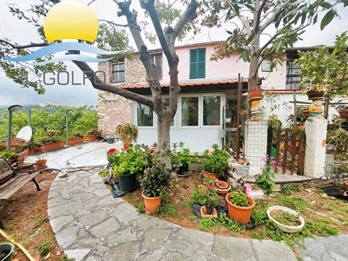 Casa con 6 locali in vendita in Via Pietro Toselli, Chiusanico