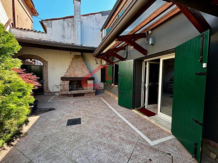 Casa con 8 locali in vendita in Nogara