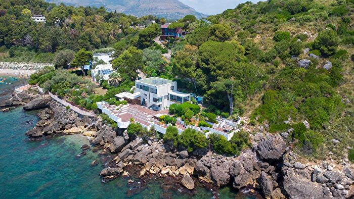 Casa con 15 locali in vendita in Via Nino Manfredi, Minturno