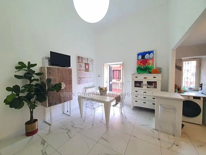 Appartamento trilocale in vendita in Via Fulvio Renella, Caserta