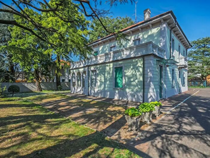 Casa con 12 locali in vendita in Via Roma, Sovico