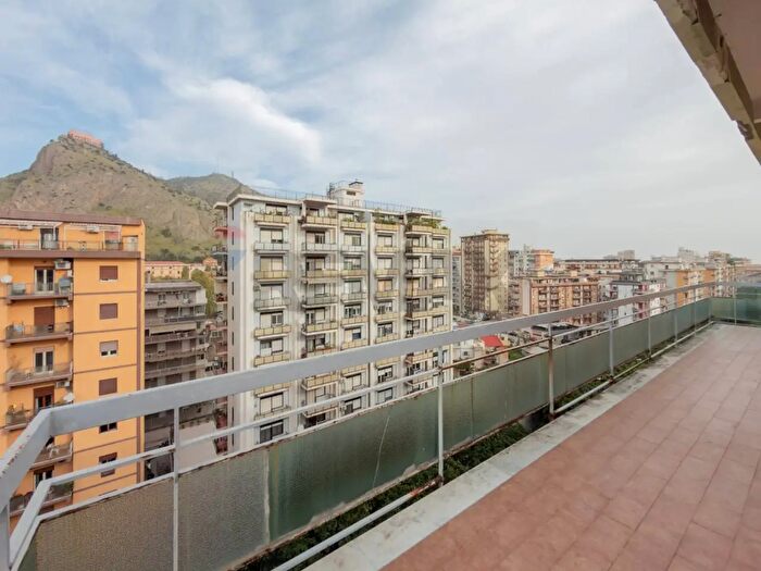 Appartamento con 5 locali in vendita in Via Ammiraglio Rizzo, Palermo