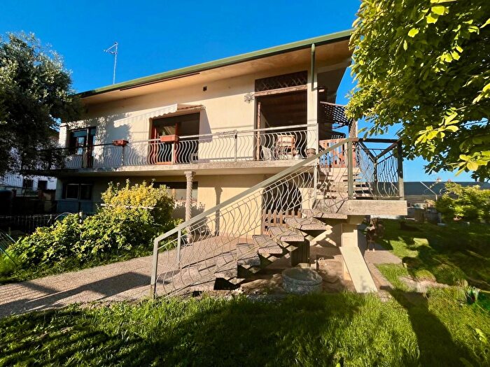 Casa con 6 locali in vendita in Sesto Al Reghena