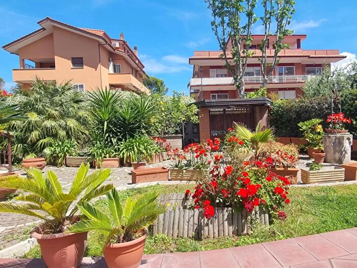 Appartamento con 10 locali in vendita in Via Domenico Guerrazzi, Pomezia
