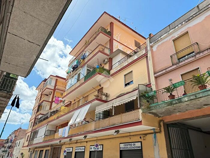 Appartamento trilocale in vendita in Via Alfano Primo, Napoli