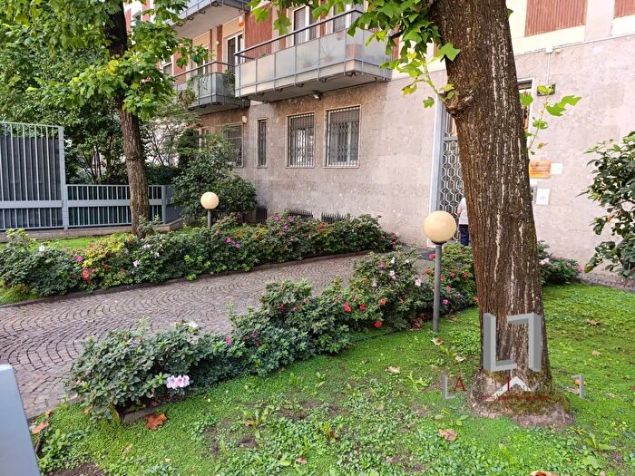 Appartamento trilocale in vendita in Via Archimede, Milano