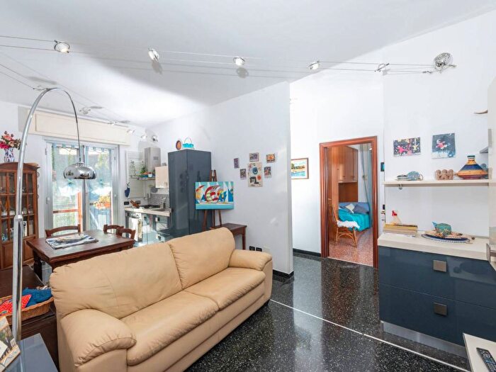 Appartamento trilocale in affitto in Via San Lorenzo, Centro, Cogoleto