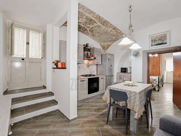 Appartamento trilocale in affitto in Vico Montanara, Centro, Noto