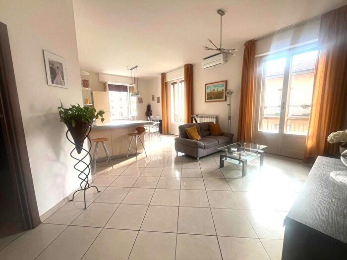 Appartamento trilocale in vendita in Via Zarini, Prato