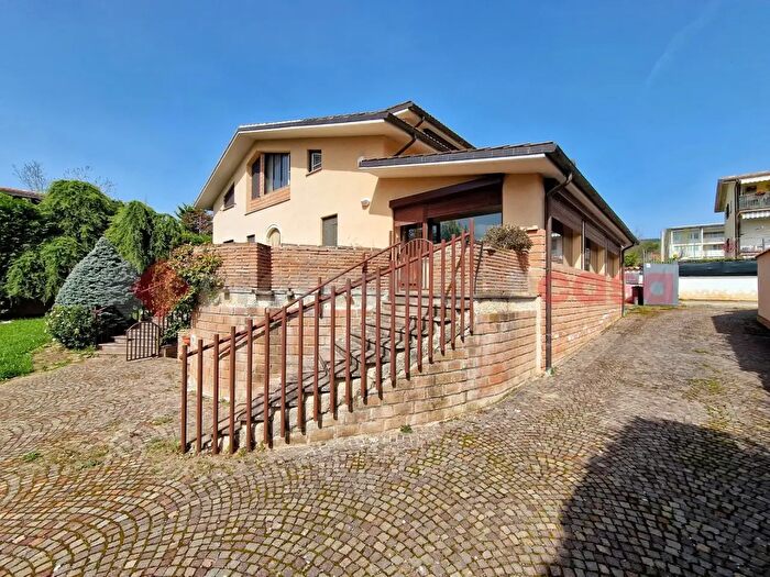 Casa con 6 locali in vendita in Via del Mandorlo Snc, LAquila